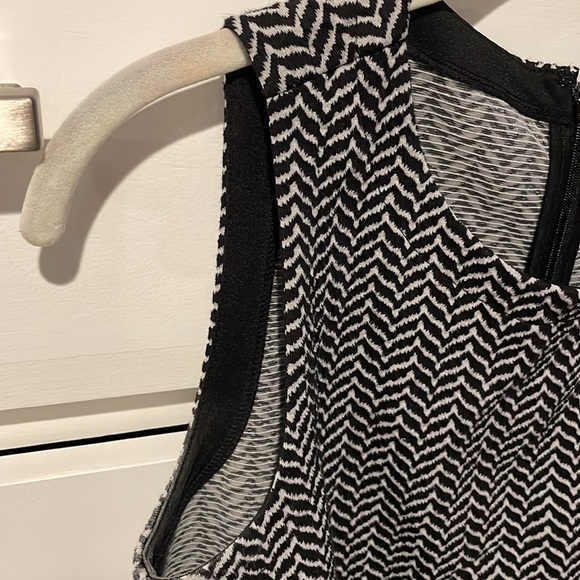 LOFT sleeveless dress with zip back closure. - Picture 4 of 7